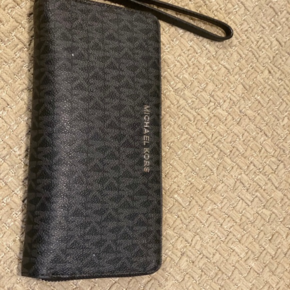 Michael Kors hand bag & matching wallet - Picture 4 of 5